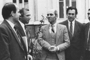 Группа депутатов во время перерыва I сессии Верховного Совета I созыва. 29 ноября 1990 года