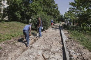 начат ремонт тротуара по улице Ленинградской в Бендерах