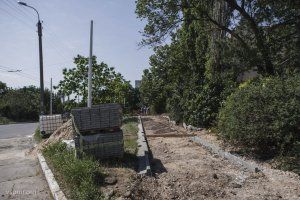 начат ремонт тротуара по улице Ленинградской в Бендерах