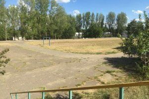 пока еще на месте футбольное поле