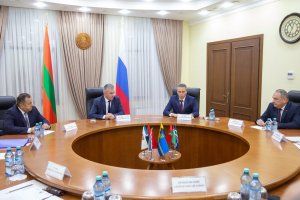 Глава государства провел совещание, в ходе которого обсудили находящиеся на рассмотрении парламента законодательные инициативы, разработанные для совершенствования правовых норм, регулирующих деятельность прокуратуры. Открывая дискуссию, Вадим Красносельский подчеркнул значимость этого органа контроля и надзора. Глава государства напомнил, что Прокурор ПМР равно удален от законодательной, исполнительной власти и Президента. Руководитель страны говорил о важности механизмов сдержек и противовесов и о том, что система не должна подстраиваться под конкретного человека, занимающего ту или иную должность.
Как сообщает пресс-служба главы государства, речь шла о законопроектах, подготовленных депутатами, а также об инициативах Прокурора ПМР. Участники совещания обменялись мнениями по поводу предлагаемых положений. В обсуждении участвовали Руководитель Администрации Президента ПМР Сергей Белоус, Председатель Правительства ПМР Александр Розенберг, Председатель Верховного Совета ПМР Александр Коршунов, руководитель парламентского Комитета по законодательству, правоохранительным органам, обороне, безопасности, миротворческой деятельности, защите прав и свобод граждан Галина Антюфеева, Прокурор ПМР Анатолий Гурецкий, Министр юстиции ПМР Александра Тумба.
president.gospmr.org