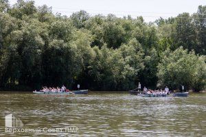 На первой воде (ближе к пляжу) – «Верховный дракон», на второй воде – Администрация Президента