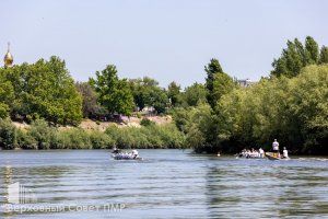 На первой воде (ближе к пляжу) – «Верховный дракон», на второй воде – Администрация Президента