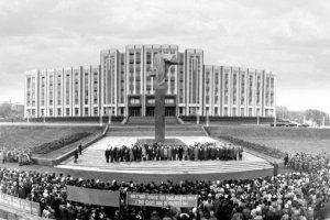 Здание Верховного Совета. 1983 год