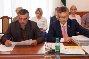 Члены президиума обсуждают повестку дня предстоящего пленарного заседания Верховного Совета. 07.06.2016.